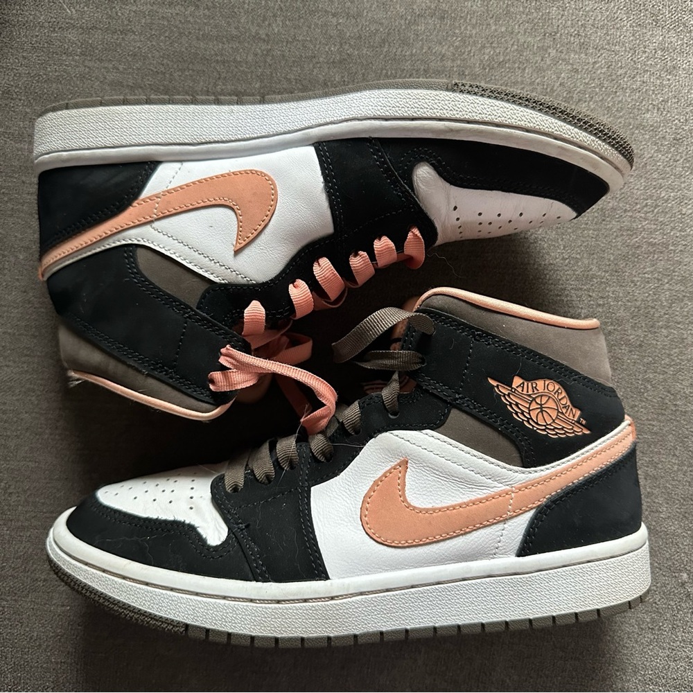 Jordan 1 mid peach mochas